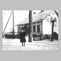 094-0013 Das Posthaus in Schirrau waehrend des letzten Krieges. Die Schneiderin Hertha Szimmetat steht vor dem Haus auf der Strasse.jpg